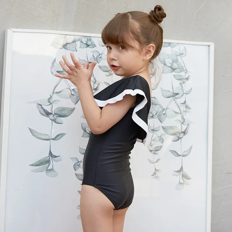 Купальник для девочек бикини с косыми плечиками и рюшами детский купальник