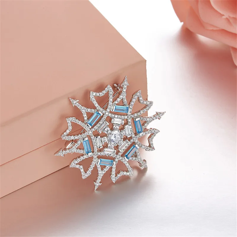 Циркон класса люкс с украшением в виде кристаллов брошь &quotСнежинка&quot 925 пробы