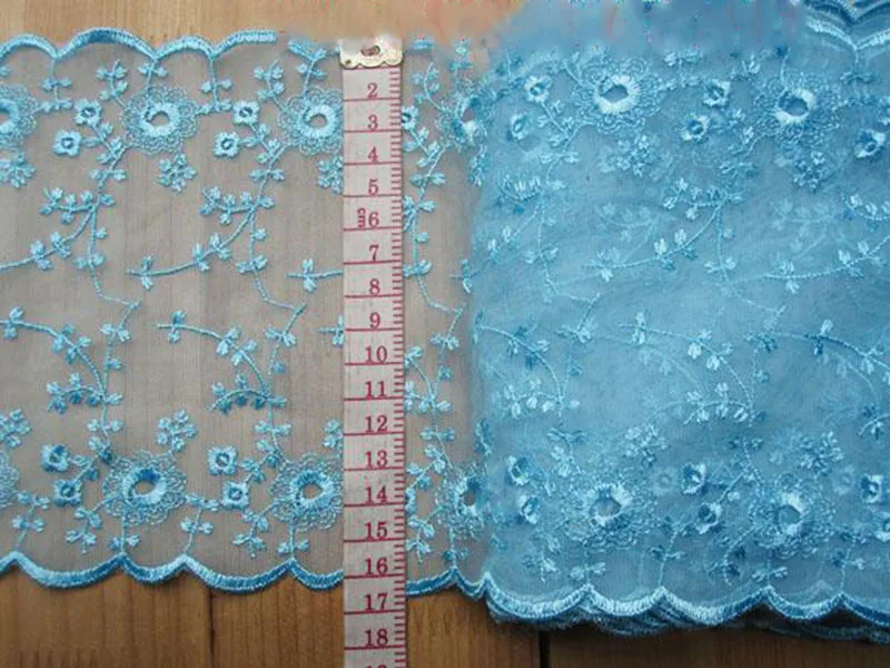 14 м сеточка вышитая цветами и кружевной отделкой с двух сторон платье куклы