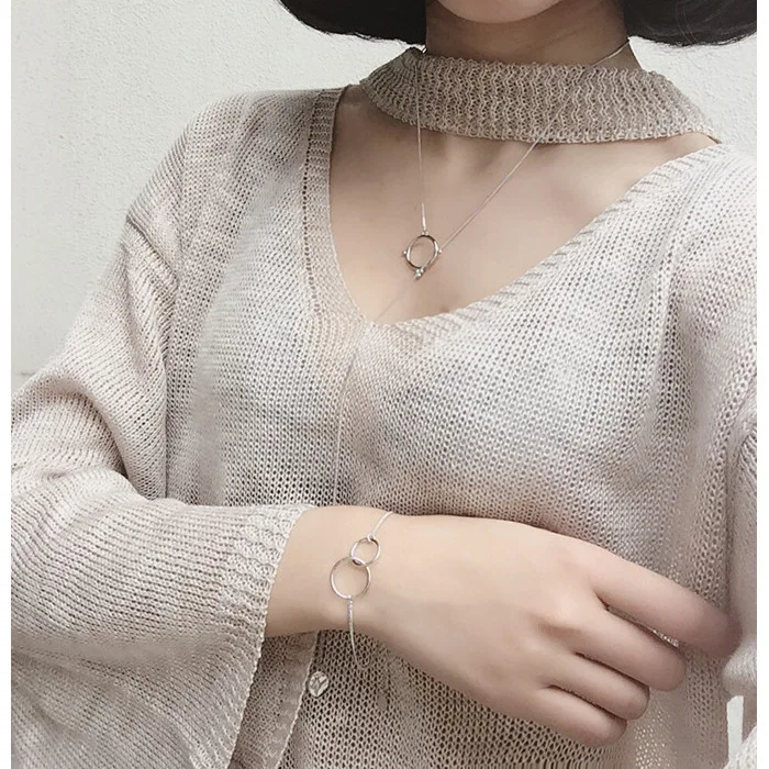 Регулируемый браслет серебряного цвета с двойными кольцами и подвеской для