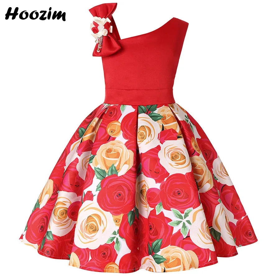 Красота один с открытыми плечами рюшами и красной ковровой дорожки нарядные