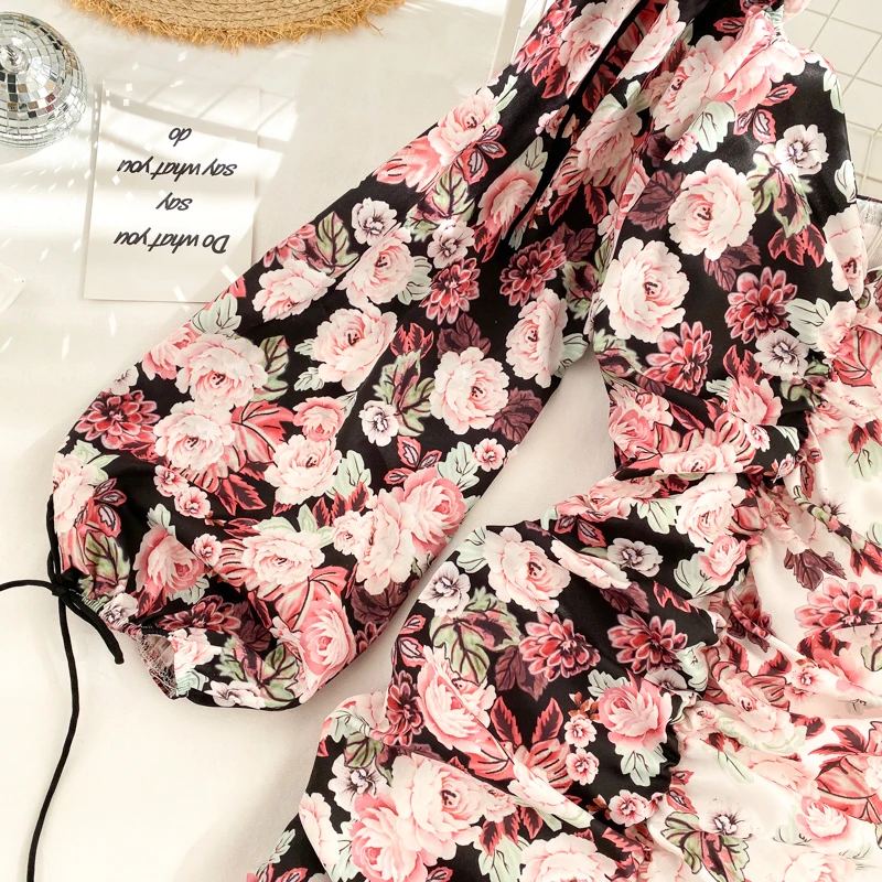 Модное мини платье в стиле блогера с рукавами фонариками и цветочным