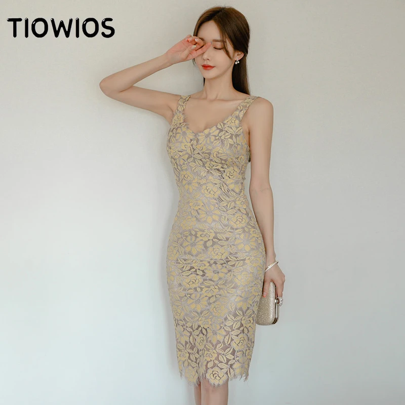 

Женское летнее платье с лямками на бедрах и кружевом