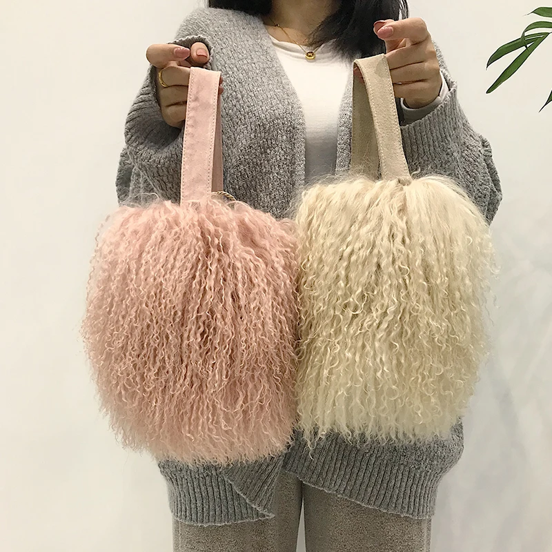 

Fashion Women Totes Fur Winter Shoulder Bags Beach Wool 2021 New Women Warm Bags Handmade Fluffy Message Bags Casual Chain Bags