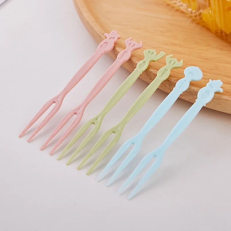 

Multicolor Cute Fruit Fork Set Plastic Cartoon Disposable Fruit Cake Vegetable Salad Small Forks Kitchen Accessories 2021 New