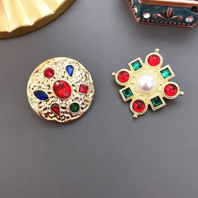 

HOSENG Vintage Baroque Exquisite Brooch Gold Crystal Banquet Jacket Jewelry Accessories HS_373