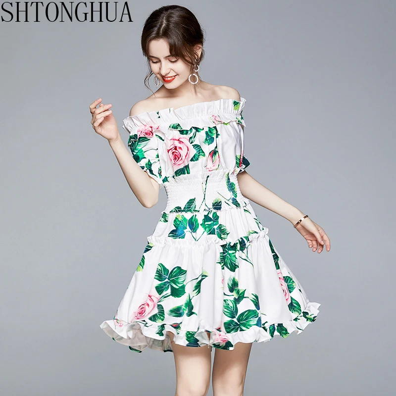 Женское модельное платье с оборками праздничное открытыми плечами коротким