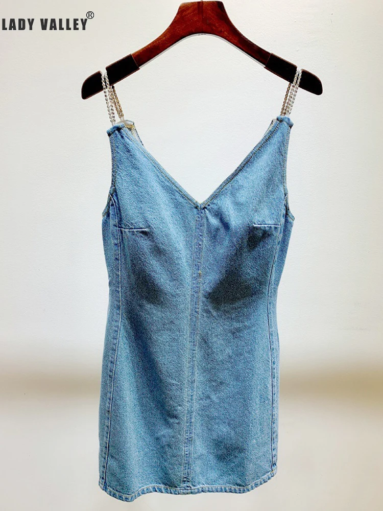 Женское джинсовое платье стразы с цепочкой пикантное тонкое на лямках V образным