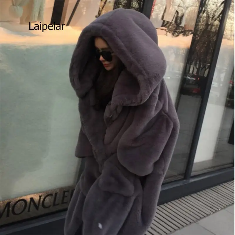 Зимнее женское меховое пальто с капюшоном большой размер средней длины