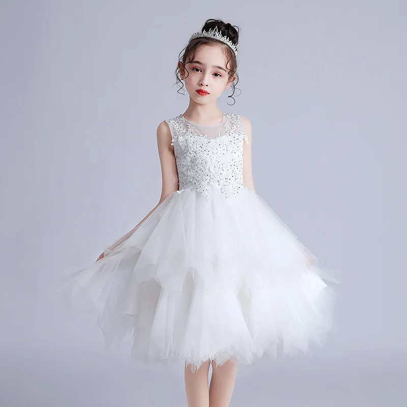 Изысканное короткое цветочное многослойное платье без рукавов для модельного