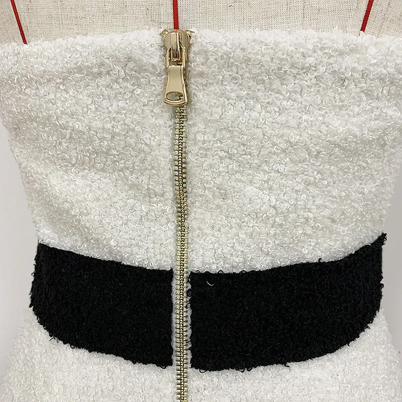 Летнее подиумное платье-карандаш золотистого Льва на пуговицах с цепочкой