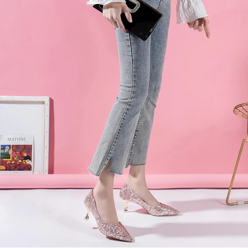 Женские свадебные туфли на шпильке серебристые с острым носком и кристаллами