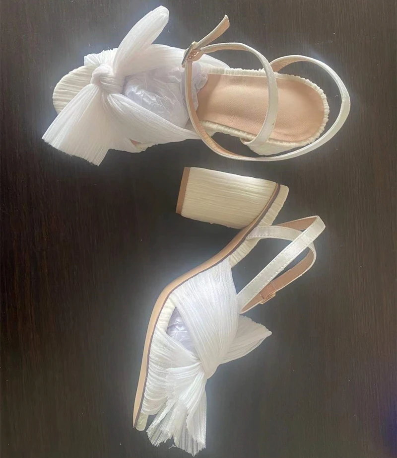 Босоножки женские с круглым каблуком и ремешком на щиколотке | Обувь