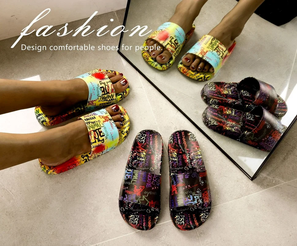 

Новинка 2021, женские тапочки, летние европейские и американские креативные сандалии-слайдеры на плоской подошве с граффити