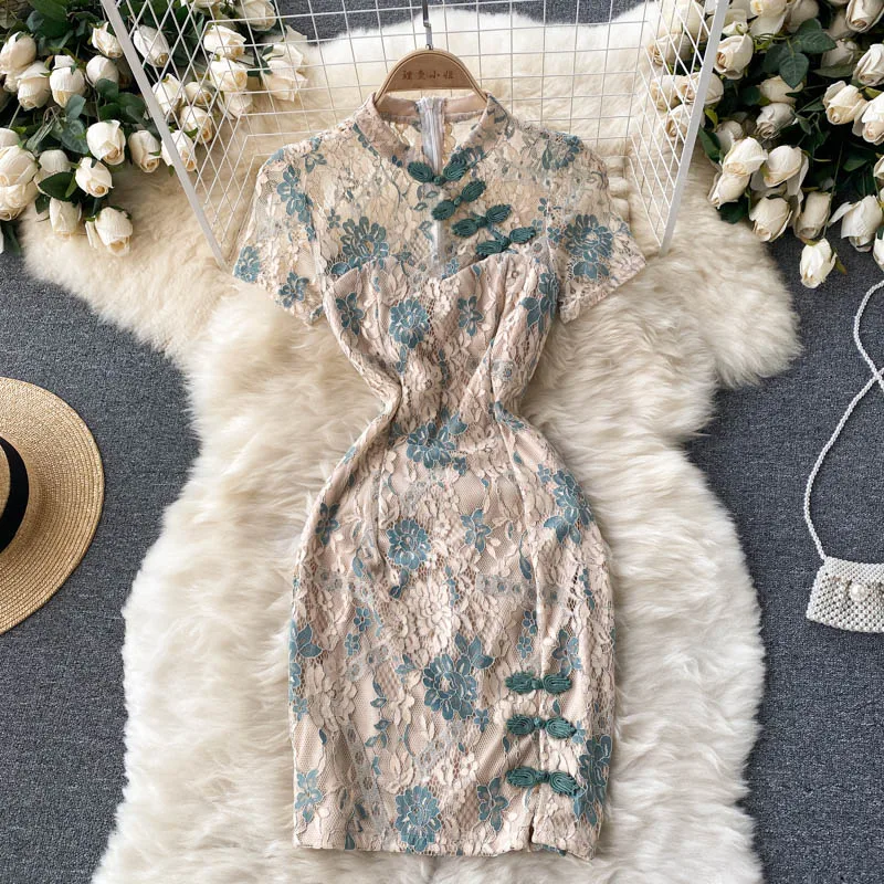

Женское кружевное платье с вышивкой, коротким рукавом и воротником-стойкой