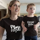 1 предмет, футболка с надписью Mommy  Me Mine Forever Your Одинаковая одежда для семьи мама и сын и дочь, модные футболки с короткими рукавами, Camisetas