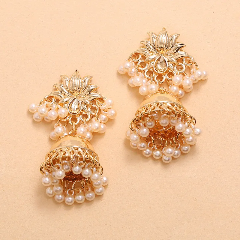 Серьги-лотосы ручной работы из белых бусин в индийском стиле | Украшения и