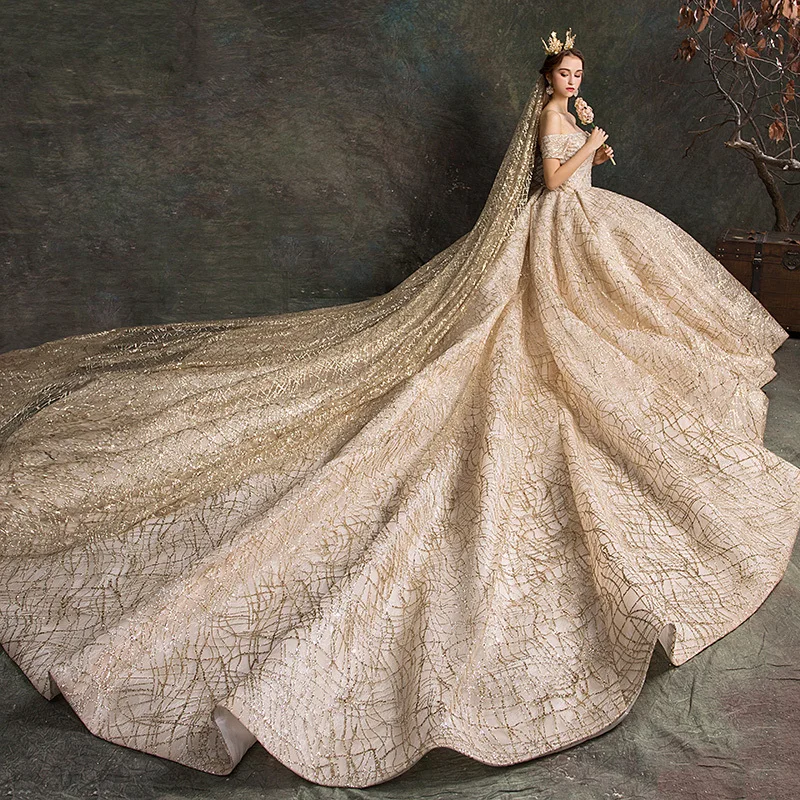 Свадебное платье с длинным шлейфом кружевная лодка воротником роскошное