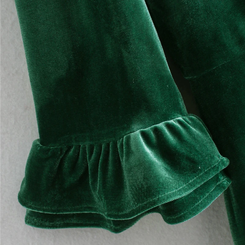 Женское бархатное мини-платье с рукавами-фонариками и оборками