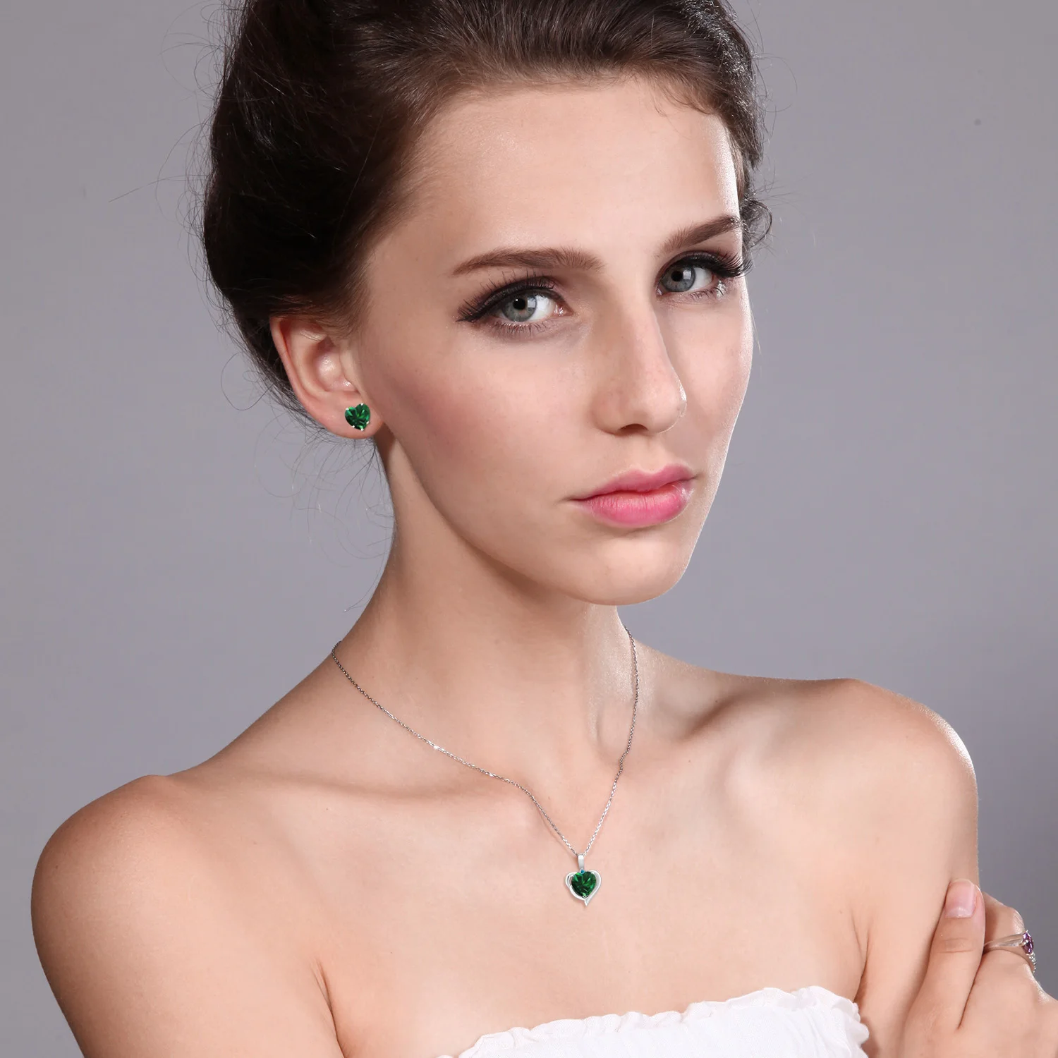 Драгоценный Камень Королевский 2 41 карат в форме сердца зеленый имитированный