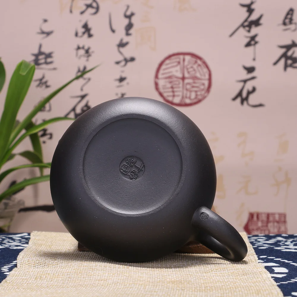 

Yixing purple sand teapot, pure and completely handmade, original mine, black clay and slime teapot