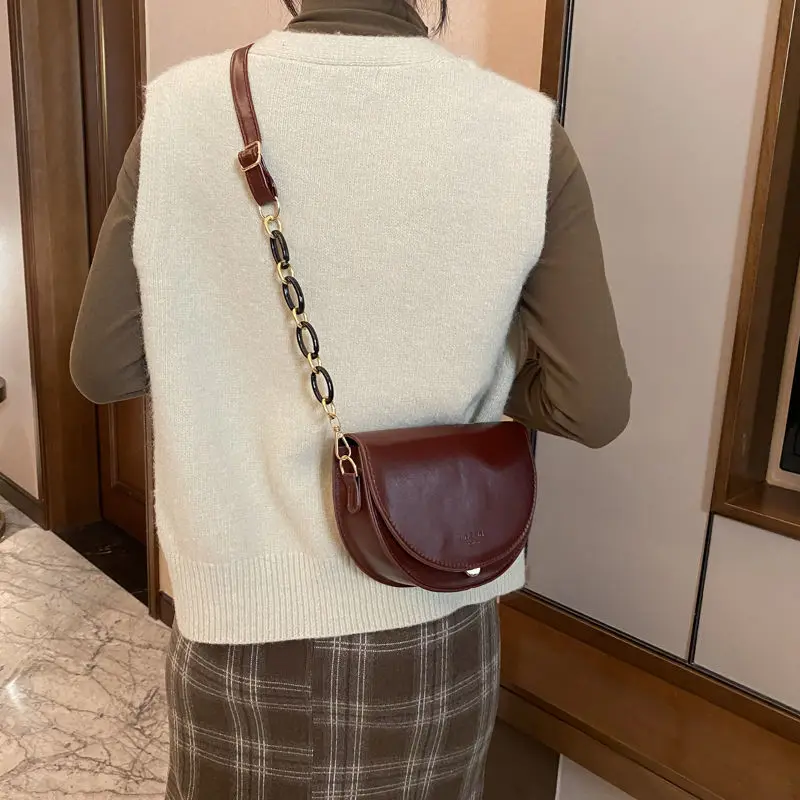 Сумка через плечо женская однотонная кожаная с регулируемой цепочкой 2022 - купить