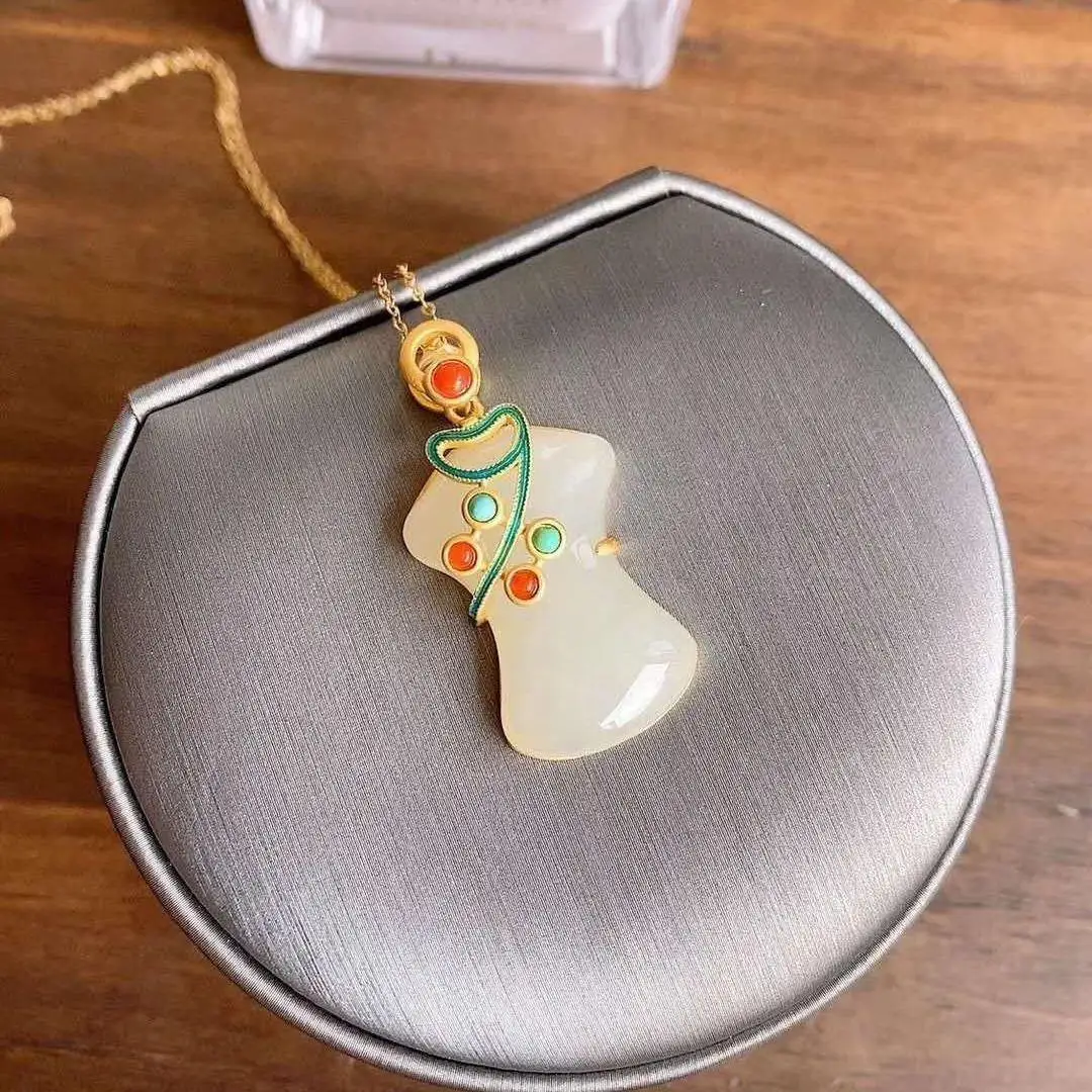 

Chinese Style Hetian Jade Cheongsam Pendant Vintage Sterling Silver Cloisonne Enamel Necklace Exquisite Elegant Clavicle Chain