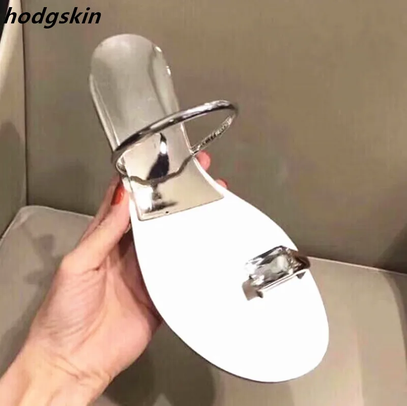 Женские блестящие кожаные тапочки на плоской подошве серебристые и золотистые