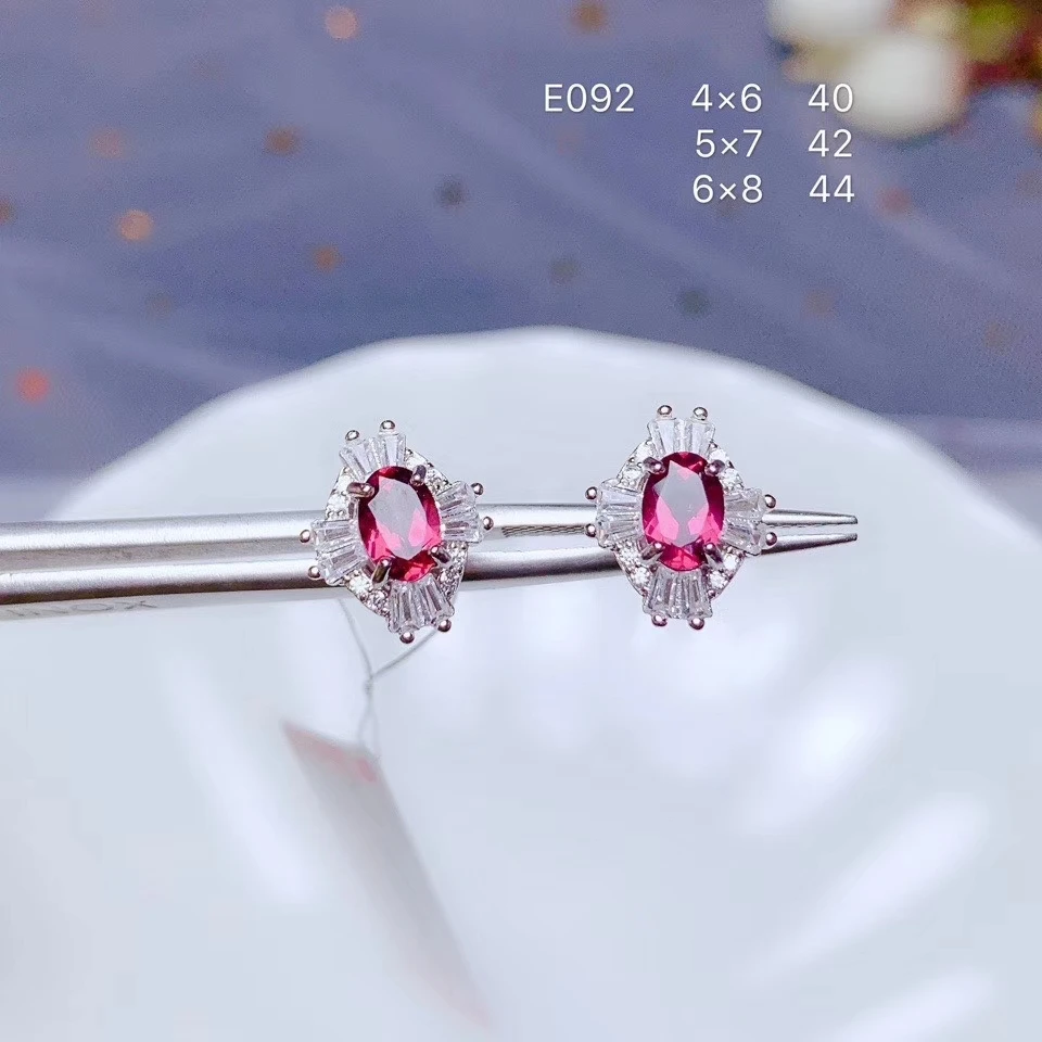 

Женские серьги-гвоздики из серебра 925 пробы с красным гранатом