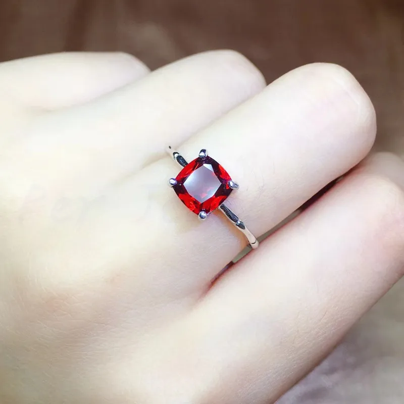 Кольцо квадратное из серебра 925 пробы с натуральным красным гранатом карата |