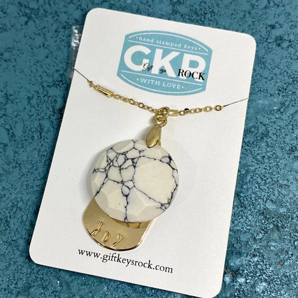 Магазин продавцов на заказ требует ожерелья с карточками и витринами