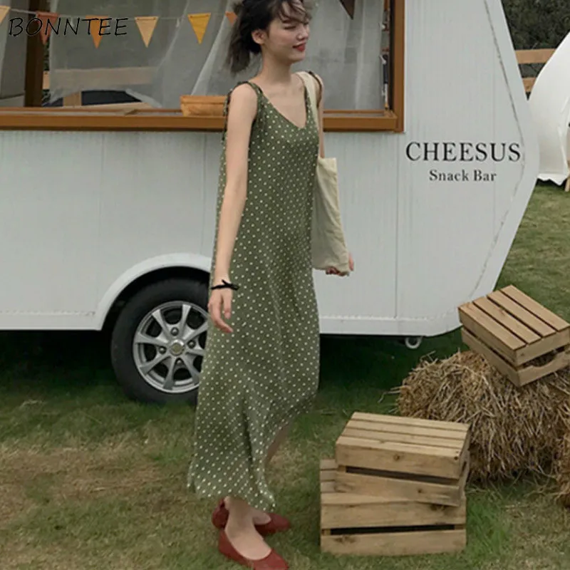 Женское платье в горошек без рукавов с v образным вырезом на тонких бретельках до