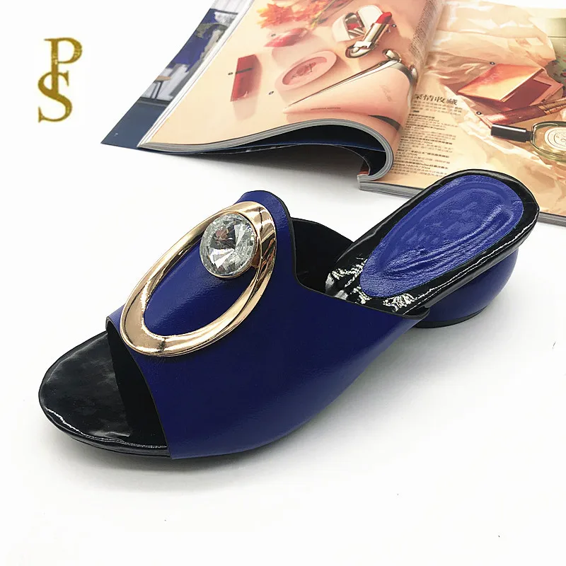 Женская обувь в африканском стиле Женские шлепанцы с металлическими пуговицами |