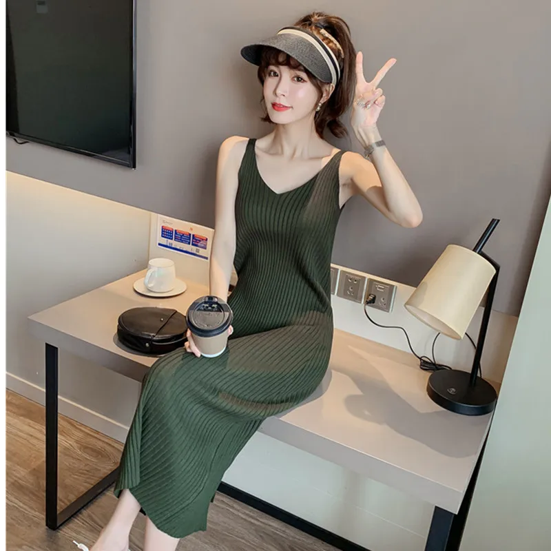 Женское трикотажное платье на бретельках длинное однотонное облегающее без