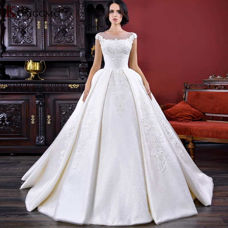 

Illusion O-Neck Sleeveless Wedding Dress Luxury Embroidery Appliques Satin Chapel Train Pleat Bridal Ball Gown Robe De Mariée