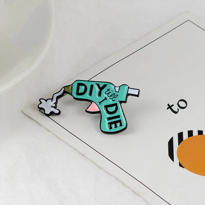 

Glue Pistol Brooches Funny Gun Pin DIT TILL DIE Jewelry Brooches Creative Art Chest Brooch High Quality Fashion Enamel Badges