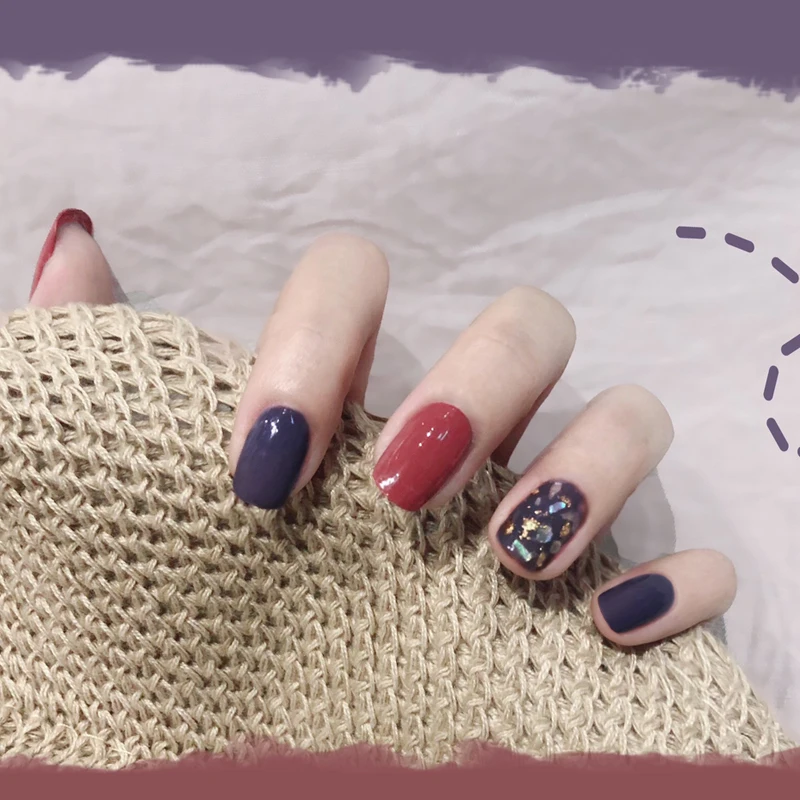 Красивые красные и фиолетовые ногти популярных чистых цветов с золотой фольгой