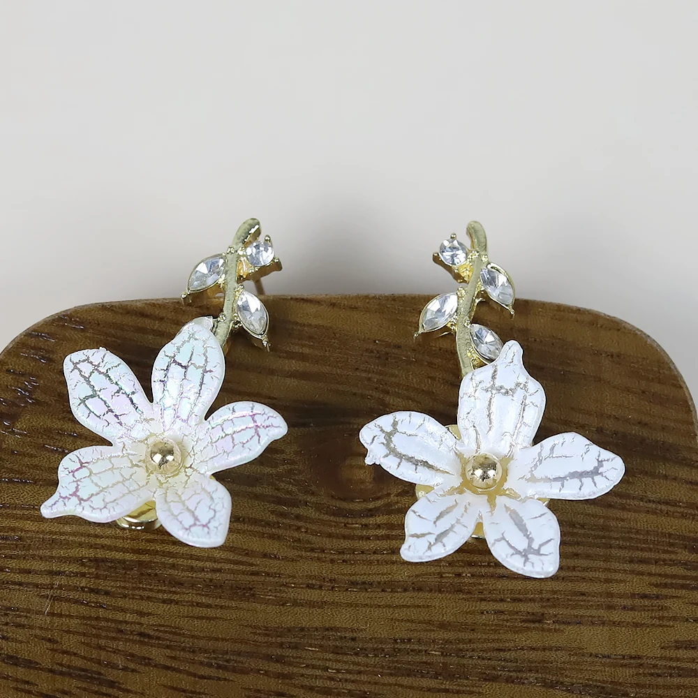 

Модные серьги-гвоздики в виде французского цветка с белым цветком из циркония простые корейские модные индивидуальные новые серьги в стиле...