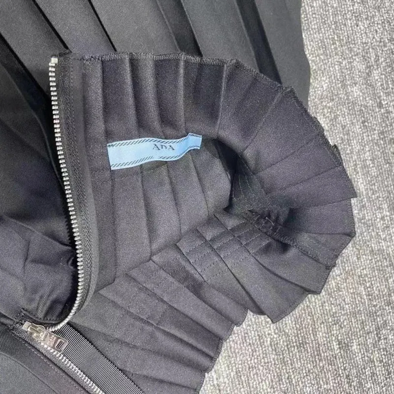 

2021's new black women's chic pleated skirt with elastic waist and sexy tennis skirt