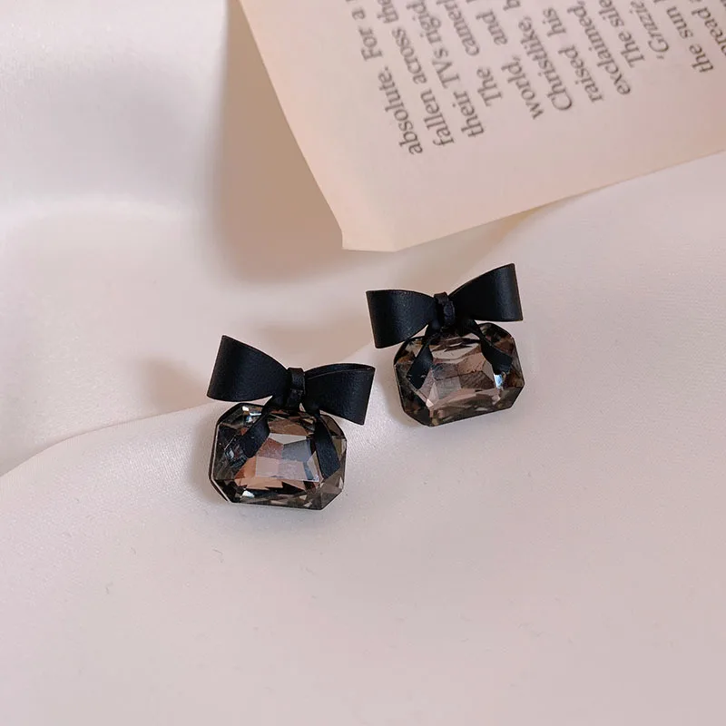 

Retro black diamond bow earrings simple fashion personality tide earrings
