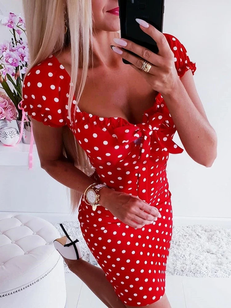 Женское обтягивающее мини-платье в горошек с оборками и коротким рукавом |