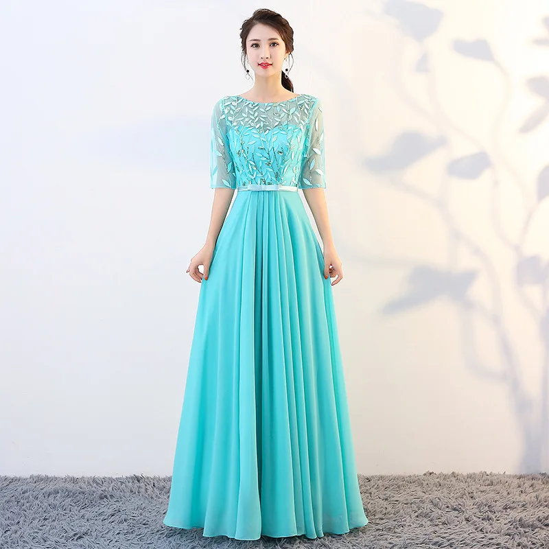 Серебристо-серое женское вечернее платье с круглым вырезом и блестками