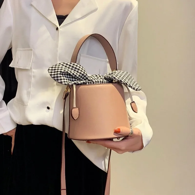 

Women's Bag 2021 PU Leather Solid Color Shoulder Bag Soft Leather Fashion Portable Checkered Shoulder Shoulder Bucket Female Bag