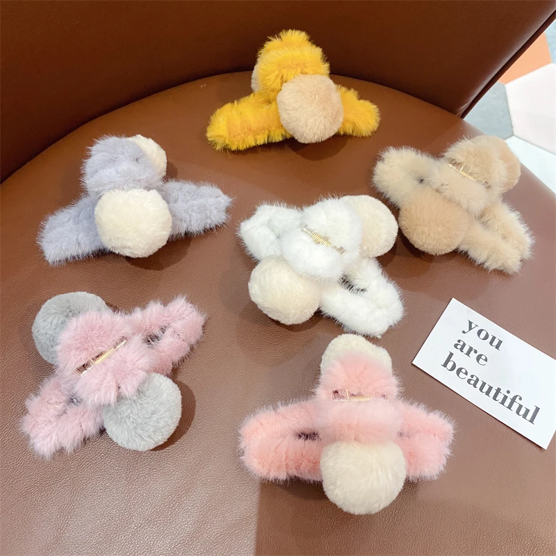

Soft Cute Ball ~ Elegant and Cute Plush Hair Clip Back of the Head Large Plate Hair Catch Clip Female Autumn and Winter Net Red