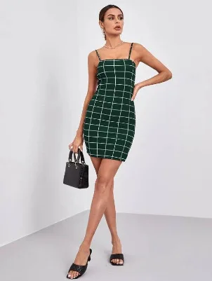 

Женское летнее мини-платье в клетку, с лямкой через шею и короткой юбкой