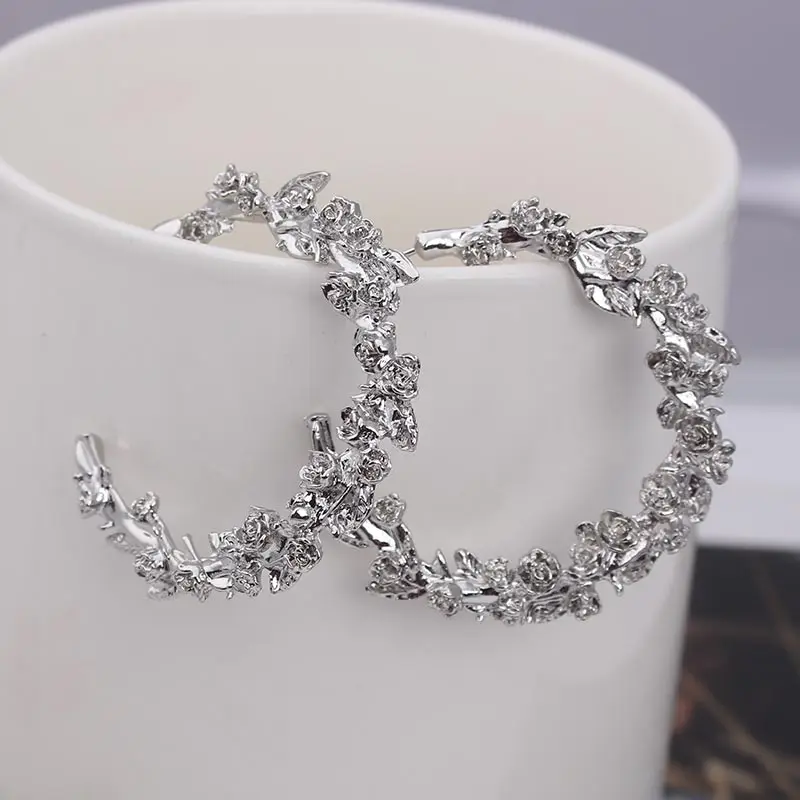 Женские серьги с образной формы цветком в европейском и американском стиле