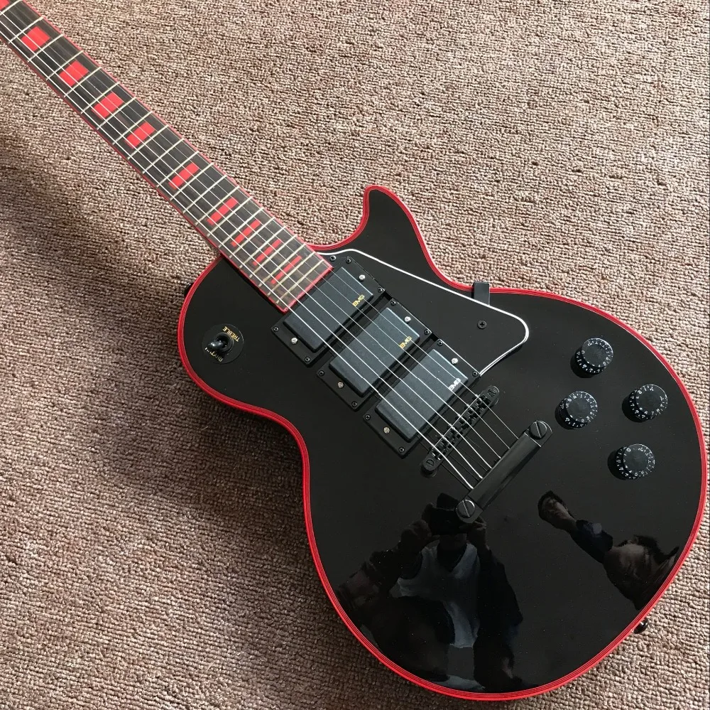 

Пользовательская черная электрическая гитара, черная накладка, высококачественные 3 пикапа gitaar, фингерборд из палисандра. Корпус из красно...