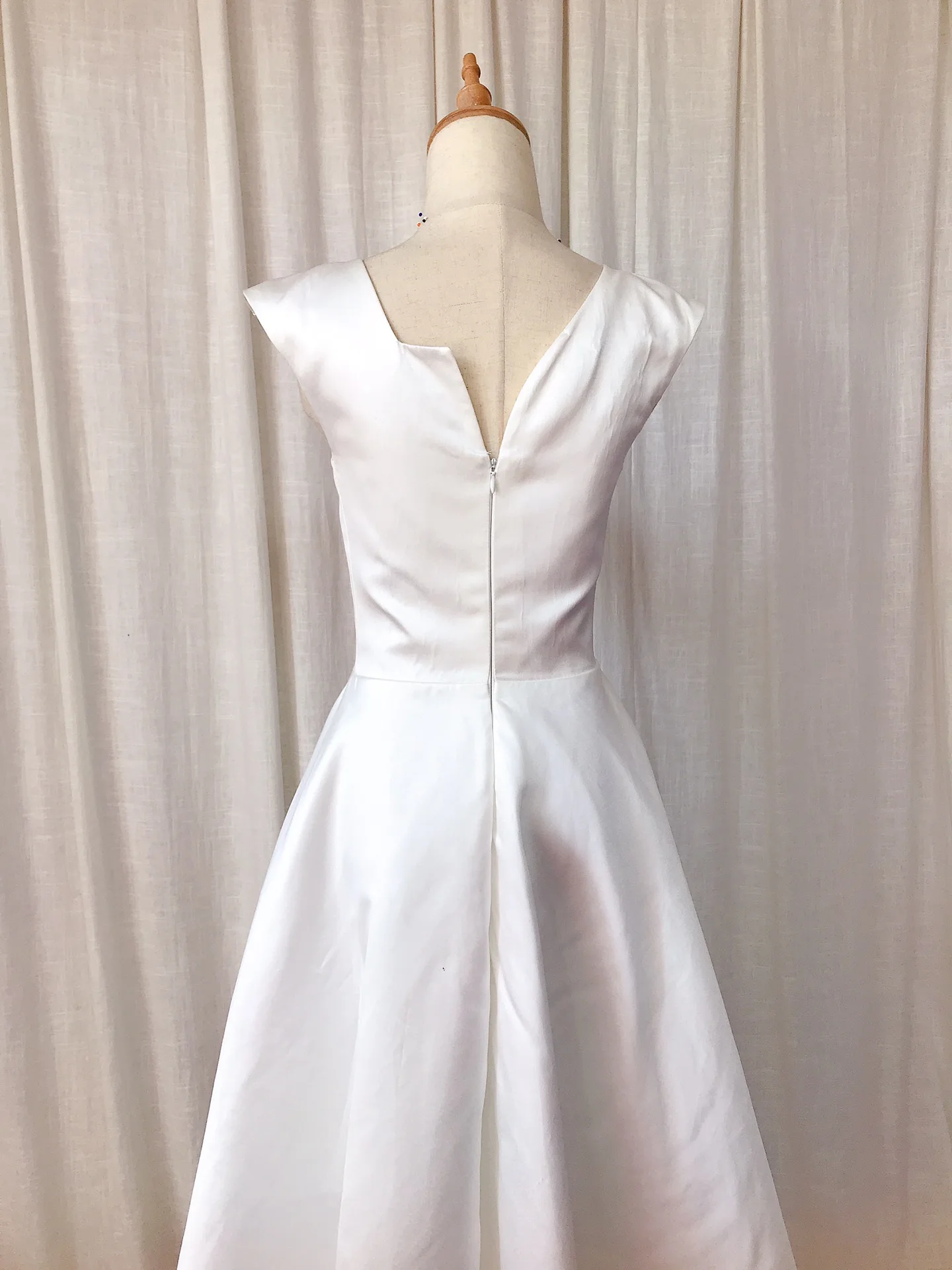 QSYYE-Vestidos cortos de satén para novia, ropa de boda de Parte delantera corta, espalda larga, sin mangas, alto-bajo, con escote en V