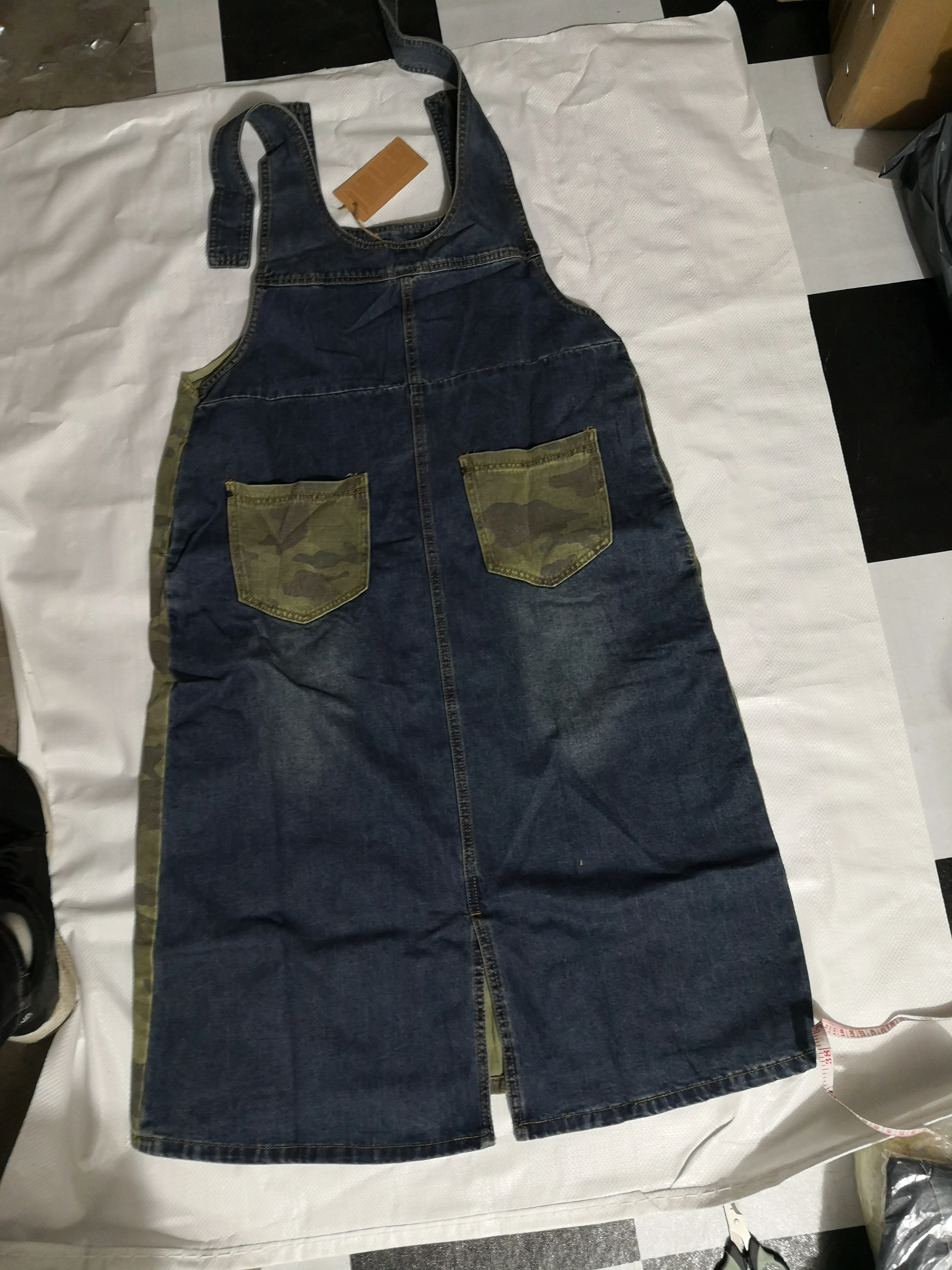 Камуфляжное лоскутное джинсовое платье женское свободное на лямках Ковбойское