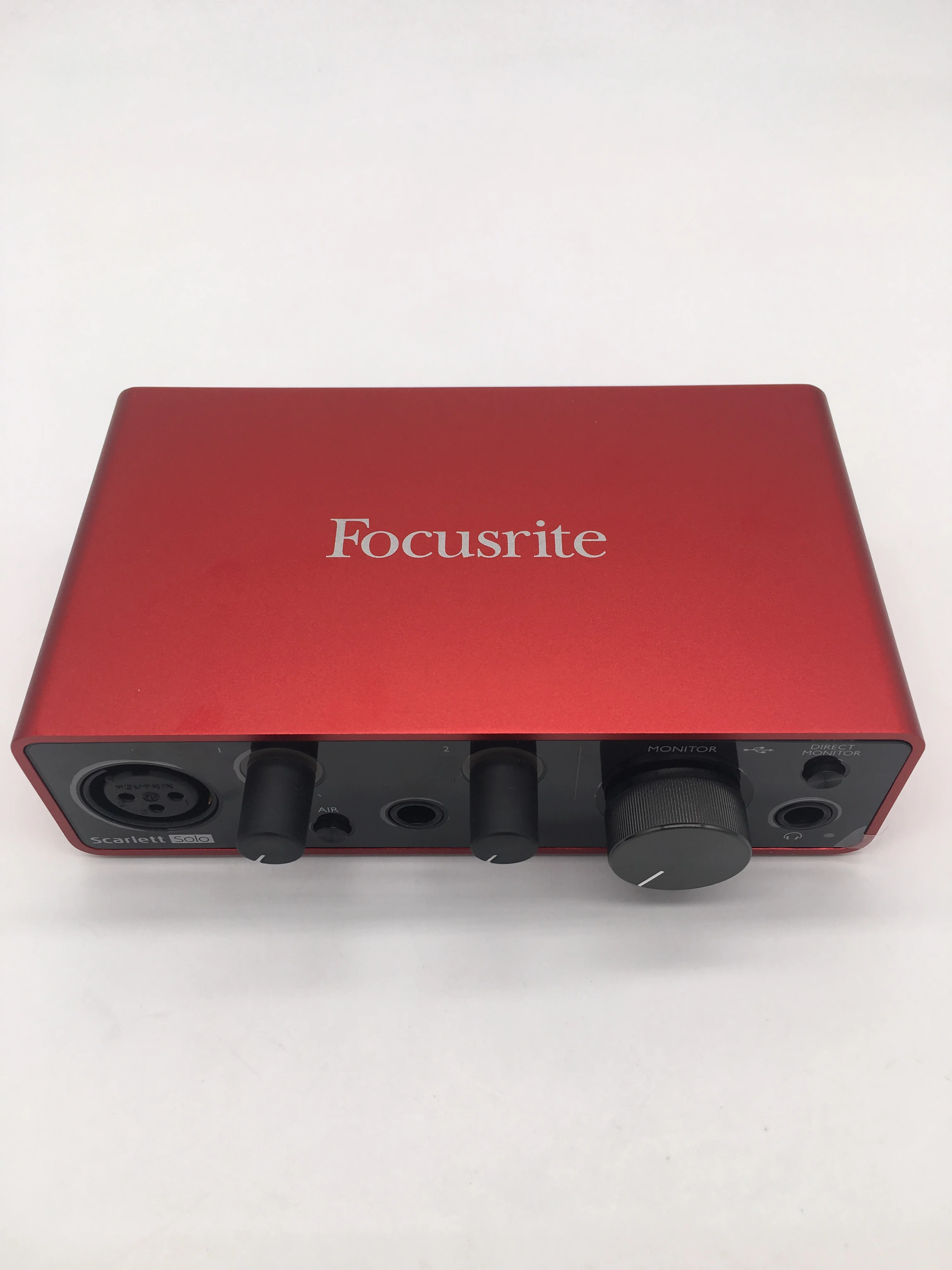 Новый улучшенный звуковой интерфейс Focusrite Scarlett Solo 3-го поколения с USB, карта звука 24 бит/192 кГц AD-конвертеры для записи микрофона и гитары.